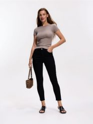 Jeansy slim fit push up - czarny. Czarne jeansy damskie Reserved, bez wzorów, z bawełny. Za 99.99 zł.
