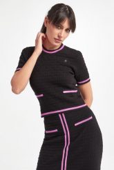 Sweter damski z krótkim rękawem KARL LAGERFELD. Swetry nierozpinane damskie KARL LAGERFELD, xl, bez wzorów, bez kołnierzyka, bez ramiączek. W wyprzedaży za 533.40 zł.