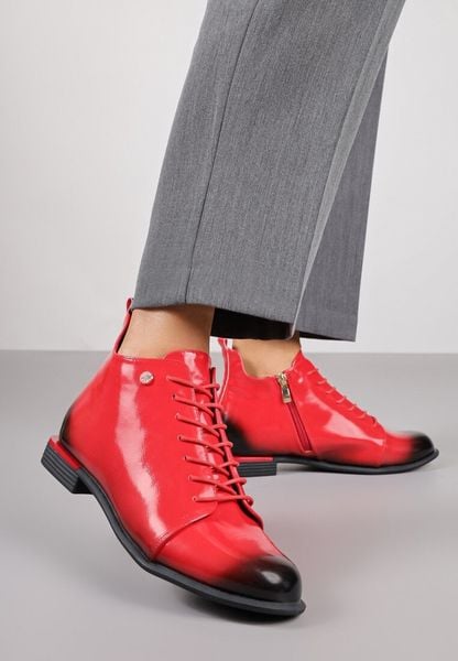 Czerwono-Czarne Lakierowane Botki Vices w Stylu Trzewików Jenisse. Czerwone botki damskie Born2be, bez wzorów, z jeansu, biznesowe, bez obcasa, na płaskiej podeszwie, bez zapięcia. Za 109.99 zł.