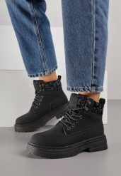 Czarne Trapery Zdobione Wzorzystymi Wstawkami Vetiane. Czarne trapery damskie Born2be, z materiału, bez zapięcia. Za 129.99 zł.