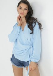 Niebieska Kopertowa Bluzka z Wiązaniem Maerise. Niebieskie bluzki damskie Born2be, bez wzorów, z jeansu, klasyczne, bez kołnierzyka, bez ramiączek. Za 79.99 zł.