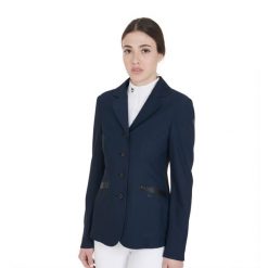 Damska perforowana marynarka konkursowa z czterema guzikami. Niebieskie marynarki i żakiety damskie EQUESTRO, bez wzorów, z nylonu, eleganckie, bez kołnierzyka, bez ramiączek. Za 520.90 zł.