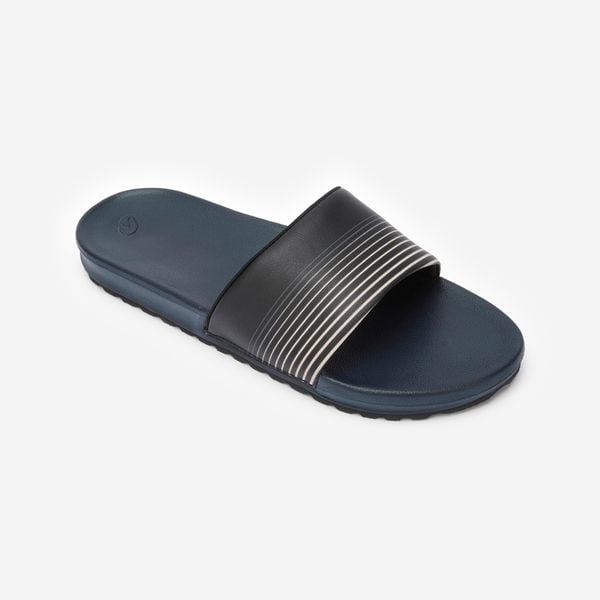 Klapki męskie Decathlon 550 Lines. Czarne klapki męskie Decathlon, bez wzorów, z materiału, bez zapięcia. Za 79.99 zł.
