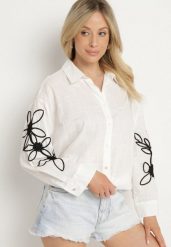 Biała Bawełniana Koszula Oversize z Kwiatowymi Aplikacjami Fadella. Białe koszule damskie Born2be, s, z aplikacjami, z bawełny, eleganckie, bez kołnierzyka, bez ramiączek. Za 84.99 zł.