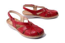 SUAVE 720131-04 ruby, sandały damskie. Czerwone sandały damskie Suave, bez wzorów, bez obcasa, bez zapięcia. Za 335.67 zł.