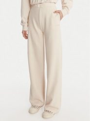 Guess Spodnie dresowe V6RB03 KD761 Kremowy Wide Leg. Białe spodnie dresowe damskie Guess, z aplikacjami, z bawełny. Za 294.99 zł.