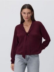 Sweter z ozdobnym wiązaniem - bordowy. Czerwone swetry nierozpinane damskie Reserved, l, bez wzorów, z dzianiny, bez kołnierzyka, bez ramiączek. Za 119.99 zł.