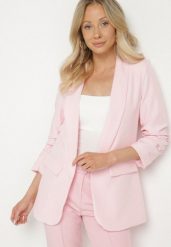 Jasnoróżowa Elegancka Marynarka z Rękawami 7/8 i Ozdobnymi Klapami Novse. Czerwone marynarki i żakiety damskie Born2be, bez wzorów, biznesowe, bez kołnierzyka, bez ramiączek. Za 119.99 zł.