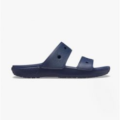 Klapki plażowe męskie Crocs Classic Sandal. Niebieskie klapki męskie Crocs, bez wzorów, bez zapięcia. W wyprzedaży za 117.55 zł.