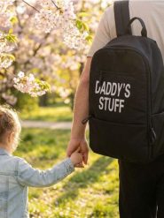 Plecak z przewijakiem i napisem Daddy’s stuff - czarny. Czarne plecaki męskie Sinsay, bez wzorów, sportowe. Za 49.99 zł.