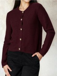 Sweter z ozdobnymi guzikami - czerwony. Czerwone swetry nierozpinane damskie Sinsay, l, bez wzorów, bez kołnierzyka, bez ramiączek. Za 49.99 zł.