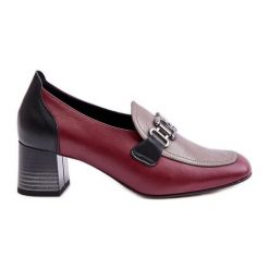 Skórzane Czółenka Na Słupku Ze Złotą Ozdobą Laura Messi 2861 Bordowe czerwone. Czerwone czółenka damskie z aplikacjami, ze skóry, eleganckie, z kwadratowym noskiem, bez obcasa, na obcasie, bez zapięcia. Za 514.08 zł.