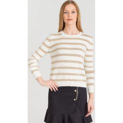 SWETER FRIDA GUESS. Białe swetry nierozpinane damskie Guess, l, z aplikacjami, bez kołnierzyka, bez ramiączek. Za 275.00 zł.