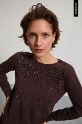 Sweter z ozdobymi dżetami brązowy. Brązowe swetry nierozpinane damskie MOODO, l, bez wzorów, z poliamidu, bez kołnierzyka, bez ramiączek. Za 149.99 zł.