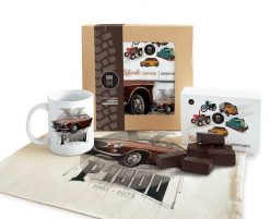 Volvo P1800 — paczka (Zawartość paczki: koszulka - torba - kubek - słodycze; Rozmiar koszulki / bluzy: 4XL (męska); Kolor koszulki / bluzy: biały; Rod. Białe torby sportowe męskie nikiniki, bez wzorów, z bawełny. Za 179.00 zł.