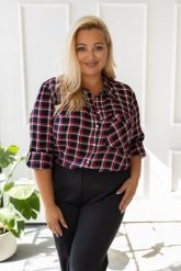 Elegancka długa zapinana koszula w czarno-czerwoną kratkę PLUS SIZE XXL. Czarne koszule damskie Nasi partnerzy, plus size, bez wzorów, z wiskozy, eleganckie, bez kołnierzyka, bez ramiączek. Za 199.90 zł.