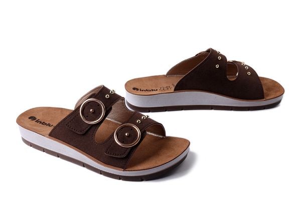 INBLU CP-54 043 ciemny brąz, klapki damskie. Brązowe klapki damskie Inblu, na lato, bez wzorów, bez obcasa, bez zapięcia. Za 95.99 zł.