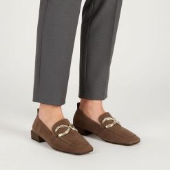 Półbuty damskie S.Barski, cholewka skóra naturalna zamszowa fason wsuwany kwadratowy nosek metalowa ozdoba na podbiciu niski stabilny obcas minimalis. Brązowe półbuty damskie S.BARSKI, z aplikacjami, ze skóry, bez obcasa, na obcasie, bez zapięcia. Za 389.00 zł.