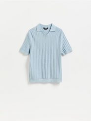 Bawełniany sweter polo - jasnoniebieski. Niebieskie swetry męskie Reserved, l, bez wzorów, z bawełny, bez kołnierzyka, bez ramiączek. Za 129.99 zł.