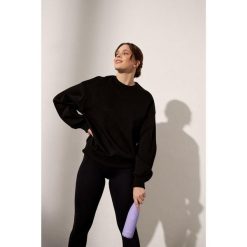 Bluza do jogi Moonholi Just Perfect oversize z bawełnianej dzianiny. Czarne bluzy damskie MOONHOLI, m, bez wzorów, z bawełny, sportowe, bez ramiączek, bez kaptura. Za 329.00 zł.