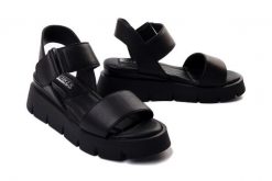 ARTIKER RELAKS 52C2590 black, sandały damskie. Czarne sandały damskie Artiker Relaks, bez wzorów, ze skóry, bez obcasa, na koturnie, bez zapięcia. Za 195.93 zł.