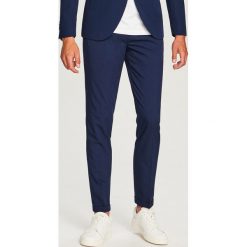 Spodnie garniturowe slim fit - Granatowy. Niebieskie eleganckie spodnie męskie Reserved, m, bez wzorów. Za 149.99 zł.