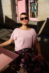 Cienki sweter różowy. Czerwone swetry nierozpinane damskie MOODO, l, bez wzorów, z poliamidu, bez kołnierzyka, bez ramiączek. Za 89.99 zł.