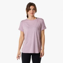 Koszulka treningowa damska Swedemount Core Loose Fit Tee szybkoschnąca. Fioletowe bluzki damskie SWEDEMOUNT, bez wzorów, sportowe, bez kołnierzyka, bez ramiączek. Za 57.00 zł.