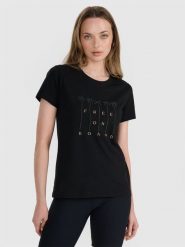 4F T-shirt regular z nadrukiem damski - czarny M. Czarne t-shirty damskie 4F, m, bez wzorów, z bawełny, klasyczne, bez kołnierzyka, bez ramiączek. W wyprzedaży za 39.99 zł.