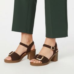 Sandały damskie Tamaris, cholewka ze skóry zamszowej na stabilnym słupku z szerokimi paskami i regulowanym zapięciem przy kostce ozdobione dużą klamr. Brązowe sandały damskie Tamaris, bez wzorów, ze skóry, bez obcasa, na obcasie, bez zapięcia. Za 349.00 zł.