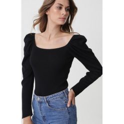 Czarny Sweter Boysenberry. Czarne swetry nierozpinane damskie Born2be, s, bez wzorów, prążkowane, bez kołnierzyka, bez ramiączek. Za 79.99 zł.