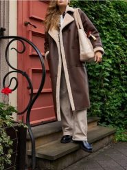 Długi płaszcz z imitacji skóry - brązowy. Brązowe płaszcze damskie Sinsay, l, bez wzorów, ze skóry, bez kołnierzyka, bez kaptura. Za 159.99 zł.