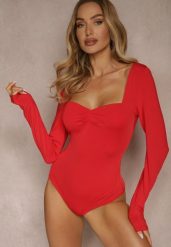 Czerwone Body Longsleeve z Wiskozą z Ozdobnym Marszczeniem Ninaviria. Czerwone body Renee, bez wzorów, z jeansu. Za 79.99 zł.