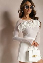 Biała Siateczkowa Bluzka z Ozdobną Falbaną Anaivia. Białe bluzki damskie Renee, m, bez wzorów, z jeansu, eleganckie, bez kołnierzyka, bez ramiączek. Za 69.99 zł.