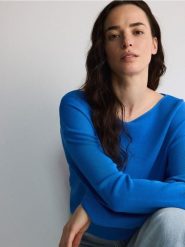 Sweter z wiskozą - jasnoniebieski. Niebieskie swetry nierozpinane damskie Reserved, l, bez wzorów, z dzianiny, bez kołnierzyka, bez ramiączek. W wyprzedaży za 59.99 zł.