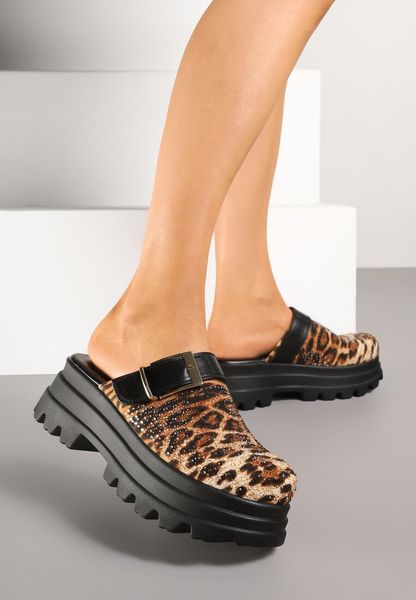 Panterkowe Klapki Chodaki na Grubej Podeszwie z Paskiem z Klamrą Sorie. Klapki damskie Born2be, bez wzorów, z jeansu, eleganckie, bez obcasa, na płaskiej podeszwie, bez zapięcia. Za 129.99 zł.