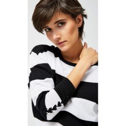 Sweter w paski. Białe swetry nierozpinane damskie MOODO, l, bez wzorów, bez kołnierzyka, bez ramiączek. Za 29.99 zł.