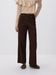 Jeansy wide leg z aplikacją - brązowy. Brązowe jeansy damskie Reserved, z aplikacjami, z bawełny. Za 199.99 zł.