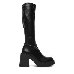 Kozaki DeeZee. Czarne kozaki damskie DeeZee, bez wzorów, bez obcasa, na słupku, bez zapięcia. Za 249.99 zł.