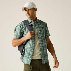 Koszula Regatta Mindano. Zielone koszule męskie Regatta, bez wzorów, sportowe, bez kołnierzyka, bez ramiączek. W wyprzedaży za 152.15 zł.