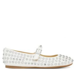 Baleriny Guess. Białe balerinki damskie Guess, z aplikacjami, bez obcasa, bez zapięcia. Za 489.99 zł.