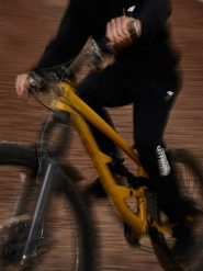 4F Spodnie casual męskie - czarna L. Czarne spodnie materiałowe męskie 4F, bez wzorów, z tkaniny. Za 189.99 zł.