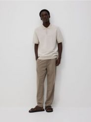 Sweter polo ze strukturalnej dzianiny - beżowy. Brązowe swetry męskie Reserved, l, bez wzorów, z bawełny, bez kołnierzyka, bez ramiączek. Za 119.99 zł.