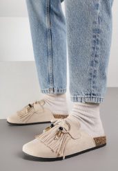 Beżowe Klapki Mule z Imitacji Zamszu Zdobione Koralikami i Frędzlami Elwedena. Brązowe klapki damskie Born2be, z aplikacjami, z jeansu, boho, bez obcasa, na płaskiej podeszwie, bez zapięcia. Za 89.99 zł.