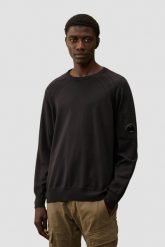 C.P. COMPANY Czarny męski sweter Crew Neck. Czarne swetry męskie C.P. Company, l, bez wzorów, z materiału, bez kołnierzyka, bez ramiączek. W wyprzedaży za 799.99 zł.