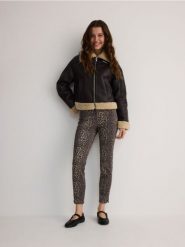 Jeansy slim fit ze zwierzęcym nadrukiem - wielobarwny. Jeansy damskie Reserved, bez wzorów, z bawełny, z podwyższonym stanem. W wyprzedaży za 109.99 zł.