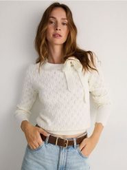 Ażurowy sweter z wiązaniem - złamana biel. Swetry nierozpinane damskie Reserved, l, w ażurowe wzory, z dzianiny, bez kołnierzyka, bez ramiączek. W wyprzedaży za 79.99 zł.