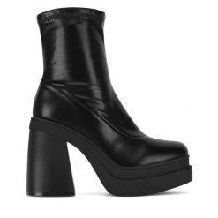 Botki DeeZee. Czarne botki damskie DeeZee, bez wzorów, bez obcasa, na słupku, bez zapięcia. Za 229.99 zł.