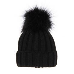 Czapka Zimowa z Pomponem Damska - Czarna. Czarne czapki damskie Molly, na zimę, bez wzorów, z materiału. Za 59.90 zł.