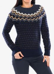Sweter damski Fjallraven Ovik Knit Sweater. Niebieskie swetry nierozpinane damskie Fjällräven, na zimę, uniwersalny, bez wzorów, z dzianiny, klasyczne, bez kołnierzyka, bez ramiączek. Za 950.99 zł.